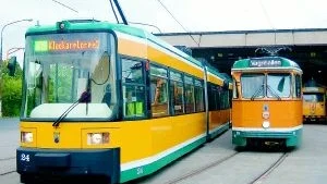 - Det här vagnen har provmålats med den gamla ljusgula originalfärgen från 1950-talet och sen får vi se om fler vagnar får samma nyans framöver, säger trafiksystemutvecklare Jan Zetterberg på Norrköpings kommun.
Foto: Amanda Hagring (praktikant)