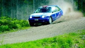 Jonas Wigren, Norrköpings MK, var ett av hemmahoppen men Jonas hade svårt att få fart på både på sig själv och på bilen. Först på den sista sträckan kunde han komma loss ordentligt.
Foto: Åke Svensson.