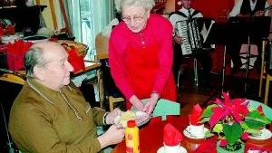 Gästen Sven Sjöberg servades av Inga Ronnerstam, frivilligarbetare i Risinge församling, vid julkaffet på Mariagården på julafton.  Foto: Gunnar Johansson