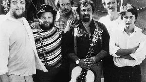 När det begav sig: Fred Åkerström, Sid Jansson, Ewert Ljusberg, Cornelis Vreeswijk, Torgny Björk och Bernt Staf. 
Platsen är Kiviks marknad 1972.
Foto: Bernt Claesson/Pressens Bild