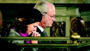 Kungen och Drottning Silvia deltar i en minneshögtid i Storkyrkan. Kungens uttalande i DN häromdagen har skapat en del diskussioner.
FOTO: SCANPIX