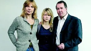 Familjen vars liv blir ett helvete i SVT:s thrillerserie "En fråga om liv och död": Gunnel Fred, Michaela Berner och Göran Ragnerstam. Foto: Janerik Henriksson/Scanpix