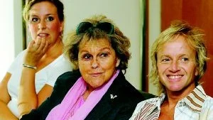 Berit Bohm som den mest erfarna "operettprimadonnan" ska göra priorinnan i klostret där Maria Olofsson är "Lilla Helgonet" Denise och Lars Fager spelar Celestén i klostret och Floridor på teatern.
Foto: Robert Svensson (011-200 463)
robert.svensson@folkbladet.se
