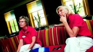 Lena Kvarby, tandläkare, och Karin     Cederberg, tandhygienist, tror att kunskap är lösningen på tandproblemen. 										    Foto: Andreas Skogh