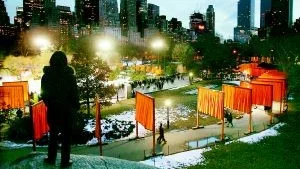 The Gates lyses upp av New Yorknatten. Foto: Pressens Bild