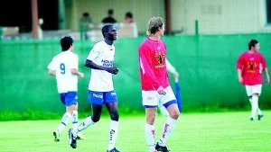 Redo för debut. Bennard Yao Kumordzi gjorde i går en dryg timme i träningsmatchen mot Hird. Ghanesens betyg: sådär. Till utseende och gester påminde han inte så lite om förre Arsenal-stjärnan Kanu (lilla bilden) 
Foto:Andreas Skogh och Scanpix