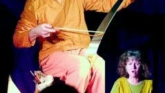 Stefan Eklund och Lena Karlberg framförde Den lille pojken och lejonet i Folkets Hus. De tre dockorna Tisslaren, Storskrytaren och Mataren medverkade också. Foto: Titti Olovsson