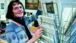 Birgit Bergenbrant är fastighetsmäklare i Skärblacka, där hon skulle kunna sälja fler hus  om det fanns fler till salu.