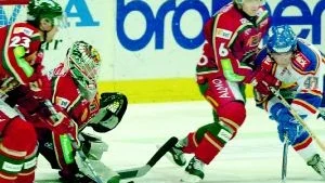 Med Tommy Salo och Mikael Sandberg på skadelistan hade Frölunda två orutinerade målvakter i truppen. Trots det lyckades Djurgården inte få hål på Frölunda som vann matchen med 3-0.Foto: Scanpix