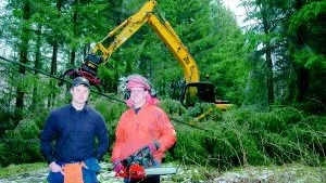 Stig och Björn Jansson rensade elljusspåret från stormfällda träd.
FOTO: GUNNAR JOHANSSON