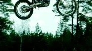 Mikael Karlsson, Finspångs MS, flyger elegant över ett av hoppen på Eliantorpsbanan. Han gör sin första säsong som elitförare och körde in på en hedrande tredjeplats i MX 2-klassen i Radio Match Cup.
Foto: Titti Olovsson (0122-131 75)
titti.olovsson@folkbladet.se