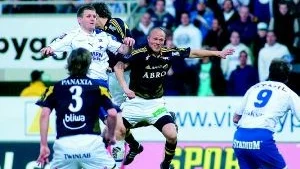 Stefan Thordarson gav och tog smällar från mittfältspostion.
Islänningen körde över AIK-are under 90 minuter.
Foto: Anita Kjellberg (011-200 462)
anita.kjellberg@folkbladet.se
