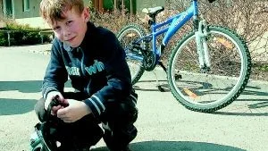 Rasmus Fridström på Lillängsskolan var ett av de 308 barn i Sverige, som vann en cykel i en teckningstävling anordnad av Skolbarnens trafikkalender.
Foto: Anita Kjellberg (011-200 462)
anita.kjellberg@folkbladet.se