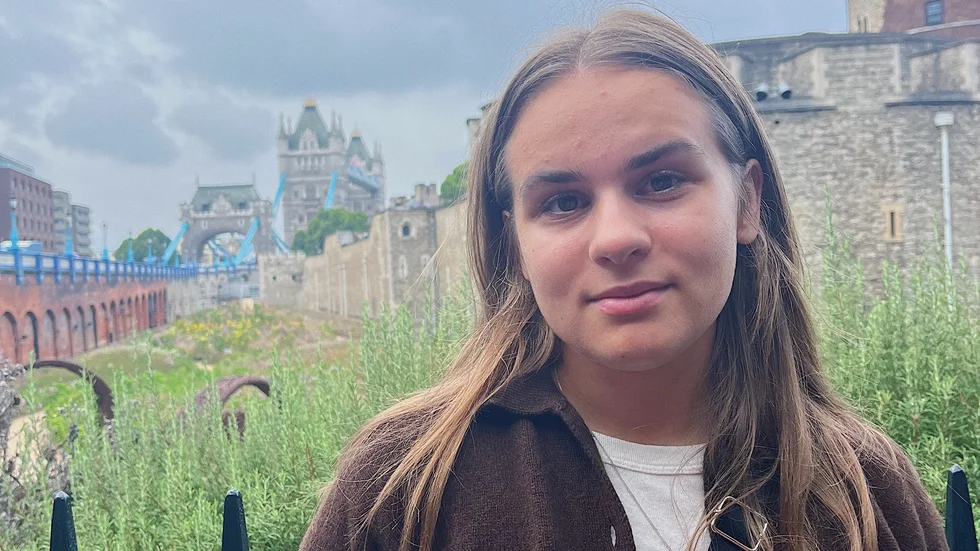 Alba Westerberg befinner sig på Tower of London där man skjuter salut. "Allt är väldigt lugnt och stilla, många gråter, beskriver hon.