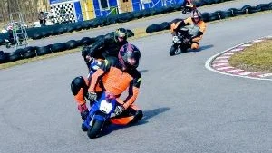Det må se konstigt ut, men fort går det. En minimoto kan komma upp i hastigheter på 120 km/h. Så fort gick det dock inte på Kråkvilans gokartbana i lördags.  
Foto: Niclas Sandberg