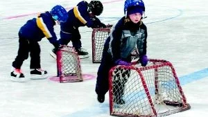 Viktoria Bäckstrand med bror David och kusinen Oskar Eklöf besökte Globalhallen. De små burarna är ett jättebra stöd som gör att det går lättare att åka fort.