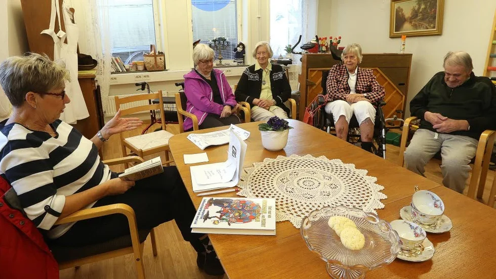 Högläsning pågår. Varje vecka kommer Inger Putkinen till Trumpetaregatan 2, för att läsa högt för de som bor här. Den här torsdagen har Lillemor Pettersson, Anne-Marie Jerenius, Barbro Carlswärd och Sigvard Ingelvik kommit till högläsningen.