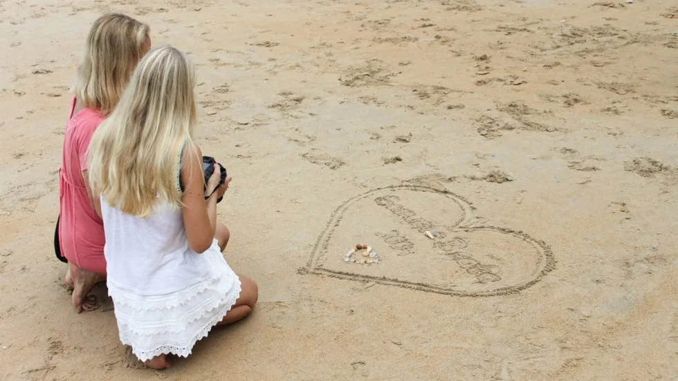 Åsa Liedholm och hennes dotter Johanna Liedholm på Nang Thong-stranden i Khao Lak på annandag jul. Tio år efter det att tsunamin tog Johannas småsyskon Samuel och Beata ifrån dem.