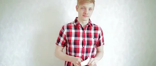 Han visar videor på kulturdagen