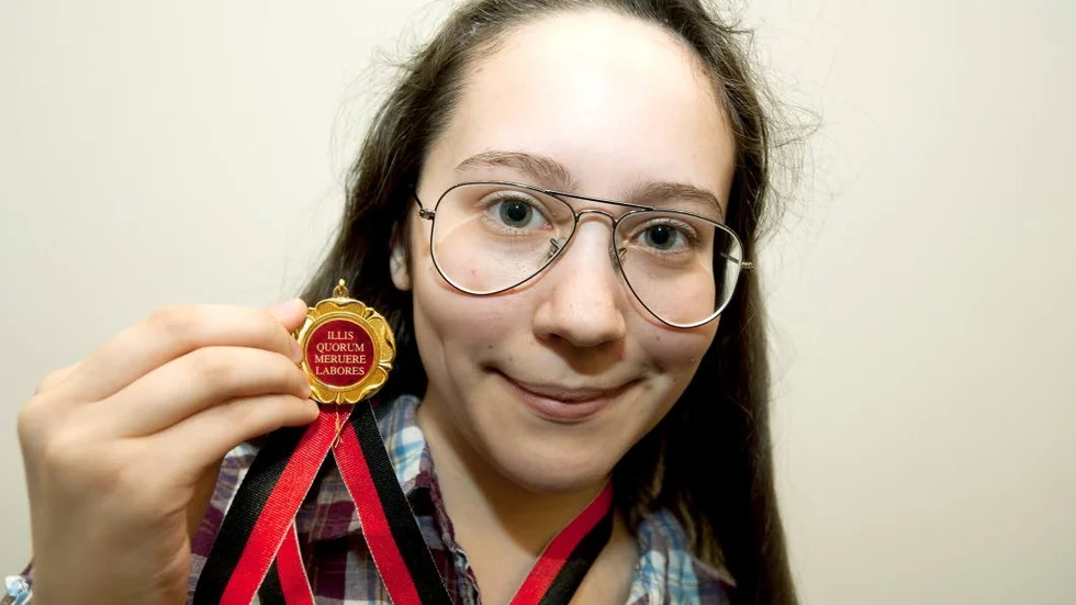 Fick medalj. Evelina Escobar tilldelades första pris i humanisternas skrivartävling på temat "Rom - en dystopi", De Geergymnasiet 2014, för novellen "Silhuetten av ett liv".
