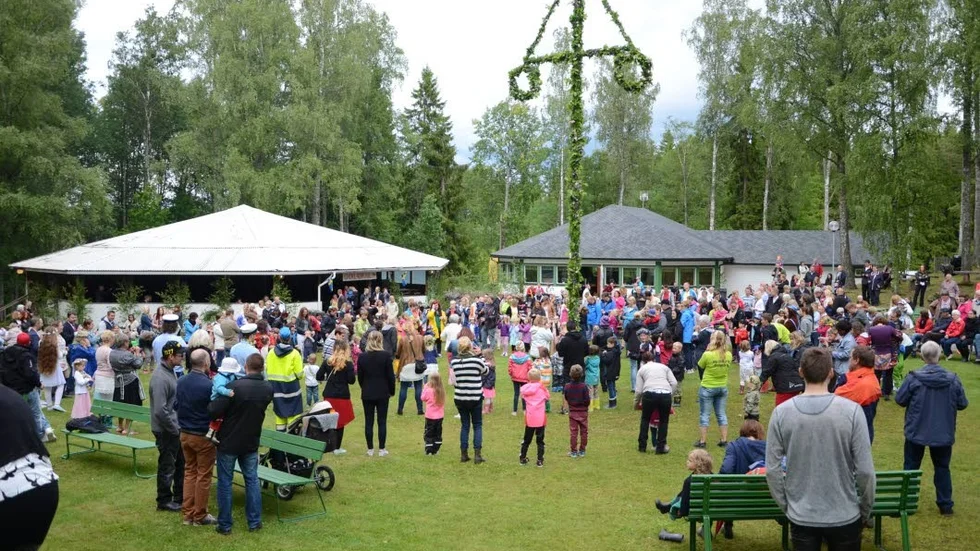Självfallet var det dans kring stången under midsommarfirandet på Björkliden.