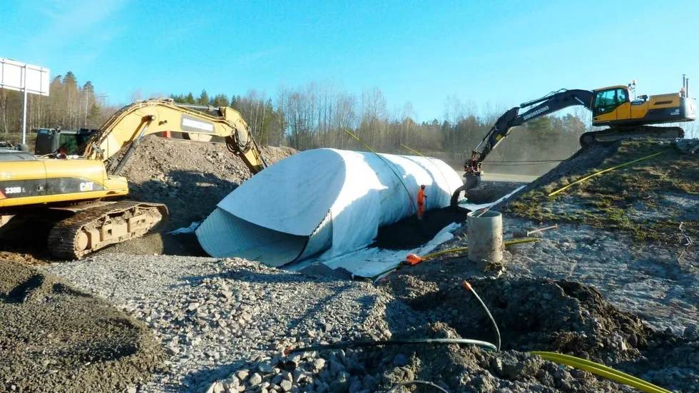 Rörbron på plats. Så här ser den nya rörbron av stål ut, som ska löpa under riksväg 51 vid Vistingekorset. Allt för att gående och cyklister ska kunna passera 51-an på ett trafiksäkrare sätt.