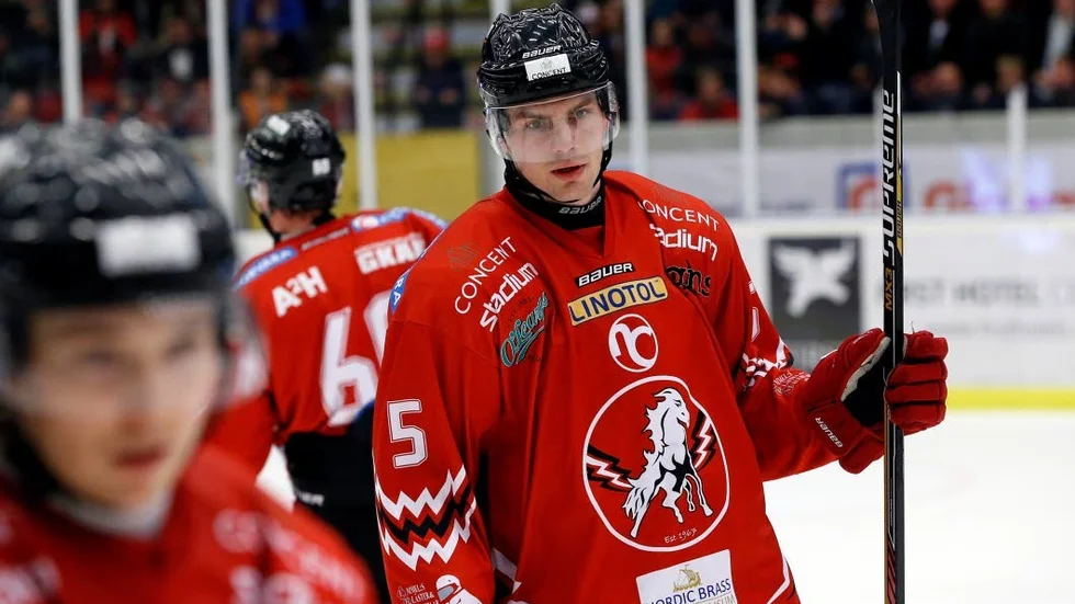 FRI. Straffet är avtjänat och Joakim Petersson kan göra comeback mot Karlskoga på fredagskvällen.