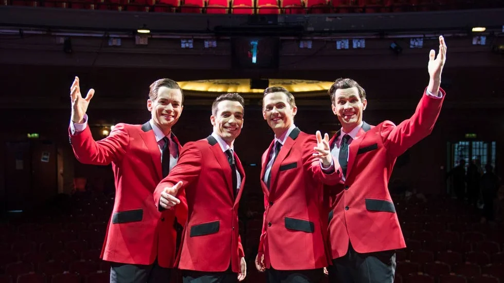 Till allsången. Peter Johansson, Bruno Mitsogiannis, David Lindgren och Robert Rydberg spelar i bandet The Four Seasons i höstens uppsättning av "Jersey Boys" på Chinateatern
Foto: Nora Lorek / TT