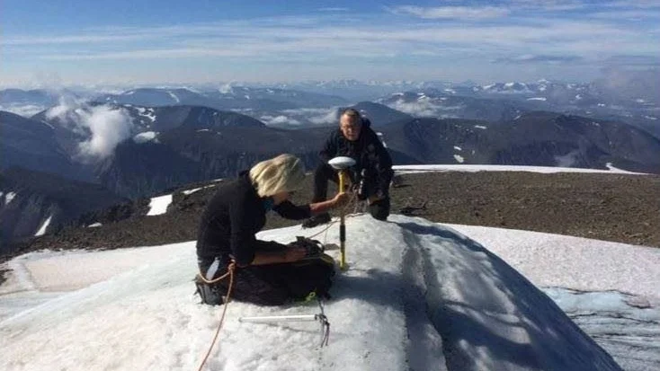 Professor Gunhild Ninis Rosqvist mäter Kebnekaises sydtopp varje år i september. I år är den glaciärklädda Sydtoppen 1,2 meter lägre än Nordtoppen som ej är snöklädd.