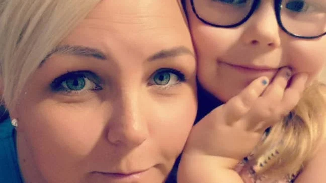 Anna Ershammar med sexåriga dottern Hilma, som har ledgångsreumatism.