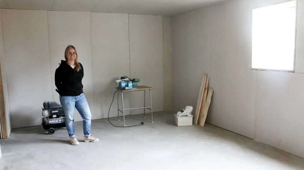 Ett stort garage, ändamålsenligt ombyggt, vid gamla sågen i Norrfjärden blir "distriktarnas" nya bas i höst.