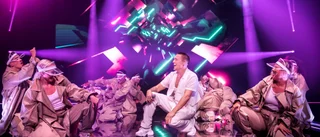 Färger poppar i Dannys futuristiska feelgood-show