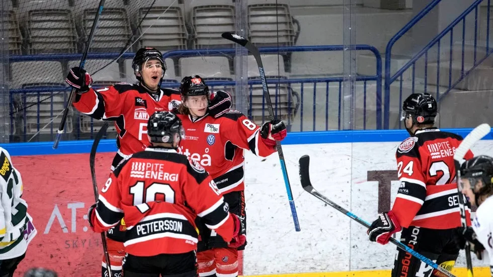 Oskar Matushkin (t.v) toppar backarnas poängliga i hockeyettan norra.