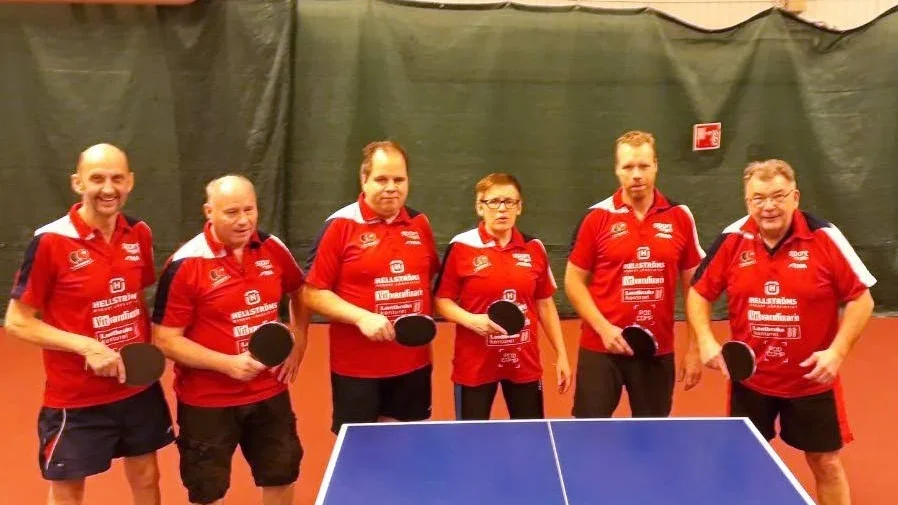 PiteåPingis veteranen gjorde succé på SM. Från vänster: Kent Larsson, Håkan Almkvist, Robert Eriksson, Stina Andersson, Carl Johan Ceder, Laine Nilsson.