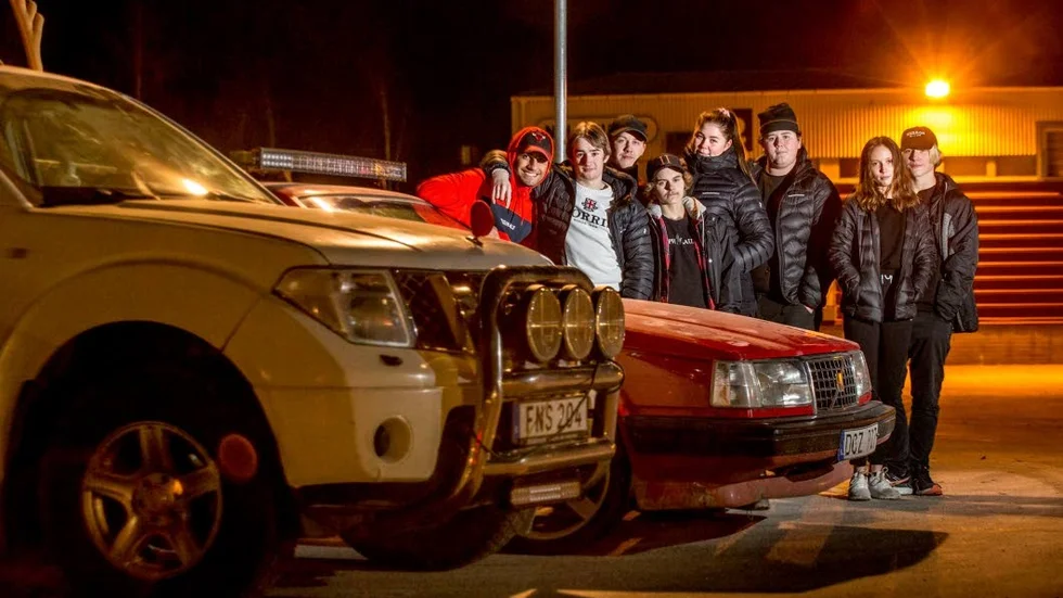 Det här gänget, alla unga A-traktorförare och -passagerare, ville tidigare inte kännas vid den bild som målades upp av dem av närboende. Nu sällar sig en annan medelålders man och fortsätter kritisea, inte alla - men många, påpekar han. (Arkivbild)