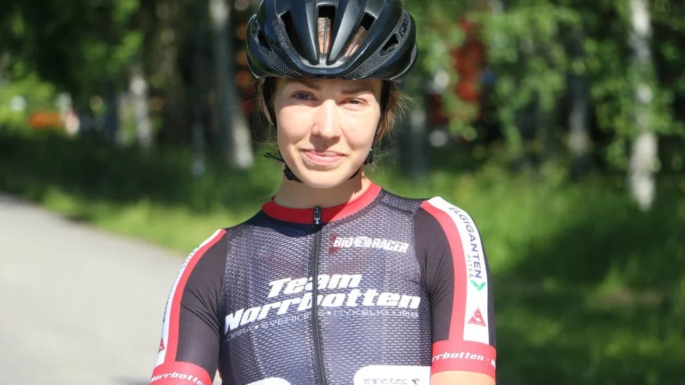 Ebba Granqvist, Piteåtjejen som tävlar för Motala, var med i den femton tjejer starka klunga som skar mållinjen på samma tid i linje-SM i Tierp. Ebba noterade en femtondeplats.