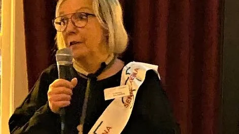 Häggens ordförande Sata Dahlberg hälsade alla välkomna till julbordet. Sedan hördes luciasång ute i korridoren...