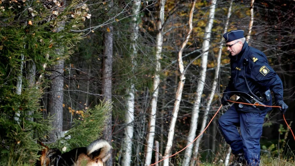 Mannen söks nu med hjälp av hundpatrull och helikopter kring Långnäs.