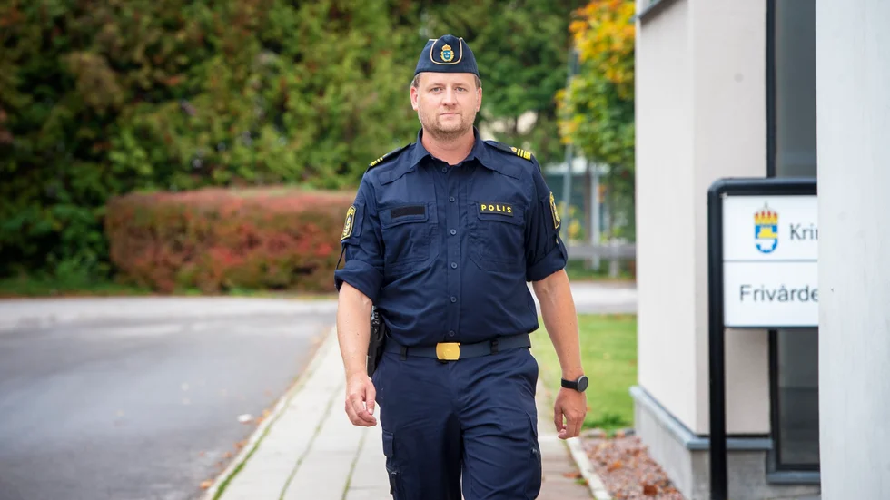 Polisen gör nya framsteg i utredningen om den våldsvåg som skakar Nyköping. Under natten mot tisdagen avvärjdes ett nytt bombattentat och en person anhölls. "Vi tittar nu på samband mellan de olika händelserna", säger Daniel Eriksson, chef över enheten för grova brott.