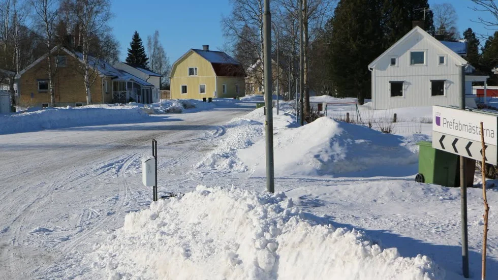 Gamla Älvsbyvägen får sänkt hastighet. Den viktigaste orsaken är den tunga trafiken till och från Prefabmästarna.