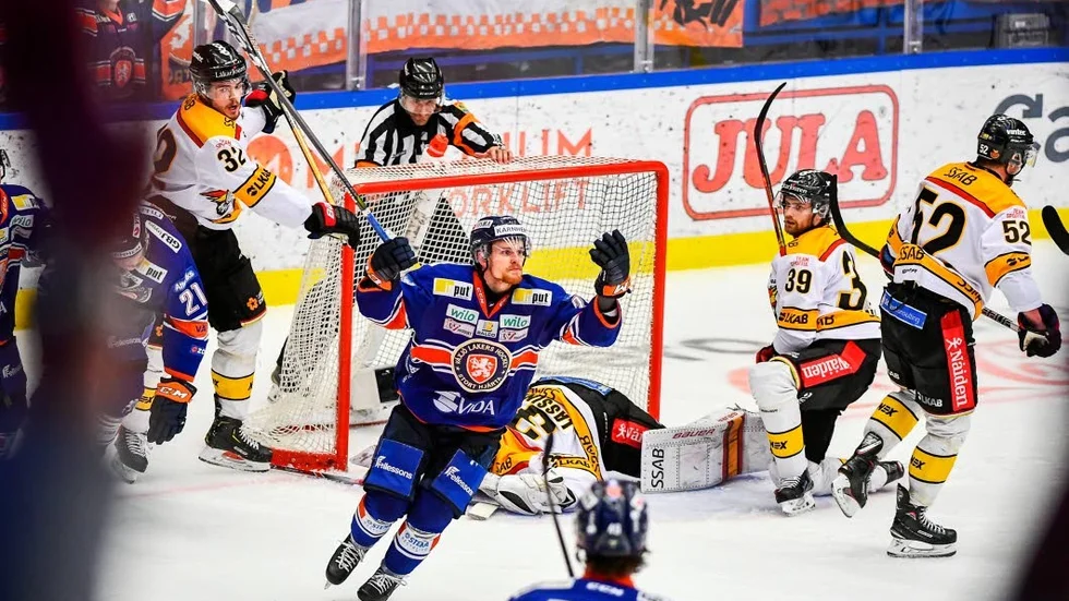 Växjös Brendan Shinnimin jublar efter sitt 2-2 mål under torsdagens ishockeymatch i SM-slutspelet kvartsfinal 4 i bäst av 7 mellan Växjö Lakers HC och Luleå HF i Vida Arena.

Foto Suvad Mrkonjic / TT kod 10042