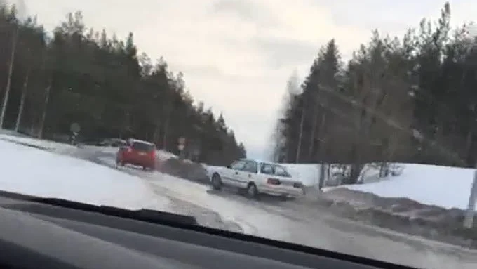 Vid vattentornet höll mannen på att köra upp i snödrivan på väg ut från rondellen.