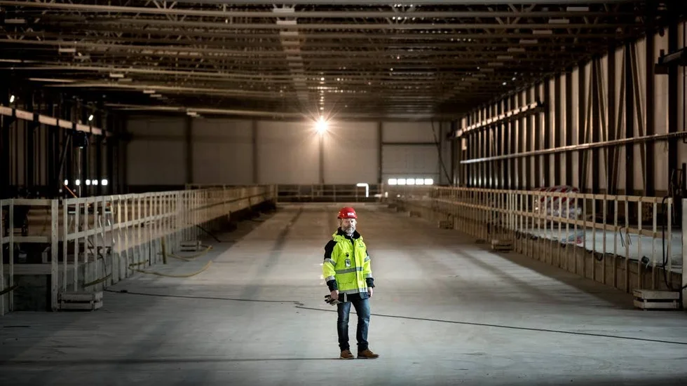 I Lindbäcks byggs nya fabrik byggs hussektioner ihop som sedan skickas iväg för hopsättning där husen ska stå klara. Stefan Lindbäck, vd, ser problem när projekt måste avbrytas för att beställaren inte får investeringsstöd. (arkivbild)