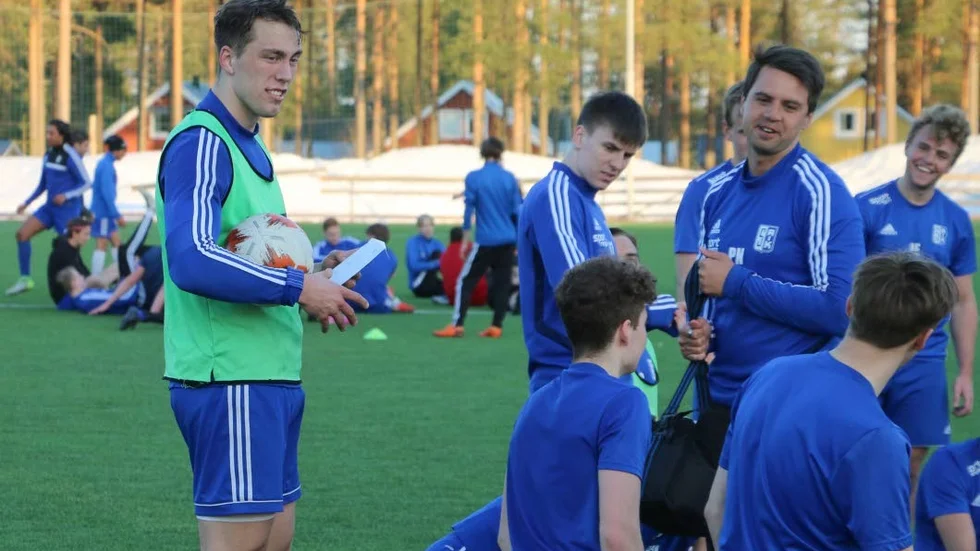 Marcus Fahlgren-Hällström (till vänster) gjorde matchens enda mål för Storfors AIK.