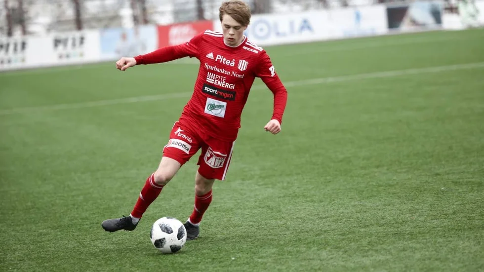 Gustav Nordh gjorde både assist och mål när Piteå kryssade mot serieledaren.