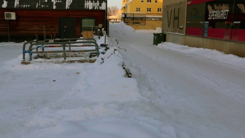 Tankbilen stod parkerad på gatan nära påfyllningstället. Efter olyckan har det fått  ett skydd för att förhindra fler olyckor.