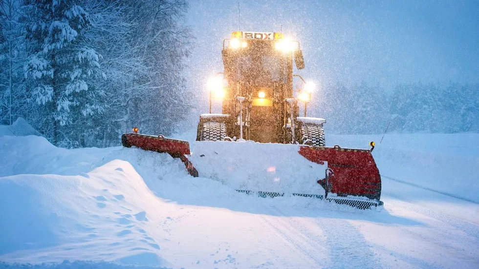 Traktorerna får jobba efter natten och dagens snöfall. (Arkivbild)