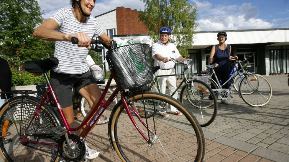 Dags att rulla vid ett tidigare tillfälle. Inger Silverplatz, Lennart Lindfors Marklund och Barbro Nystedt är redo att börja sin cykelutflykt. (Arkivbild)