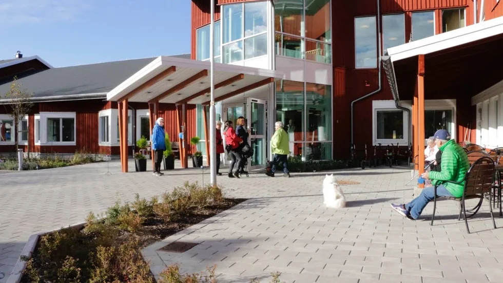 Omsorg. Sommaren verkar inte påverka anhöriga till närstående på Trädgårdens äldrecentra. (Arkivbild)