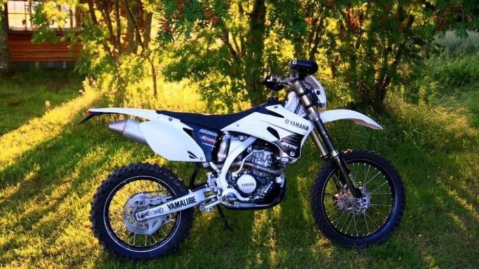 Crossmotorcykeln är vit med registreringsnummer YZ250F, årsmodell 2009.